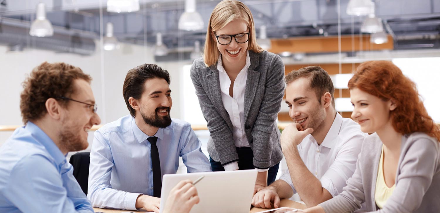 Equipe reunida em consultoria de recursos humanos